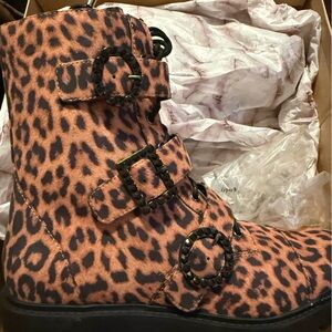 Jessica Simpson's size 9.5 new in the box